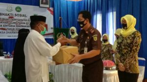 Jelang HBA, Kejari Muna Bagi Sembako Ke Panti Asuhan