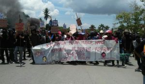 Belasan Mahasiswa Diamankan Pada Aksi Demontrasi Yusuf-Randi