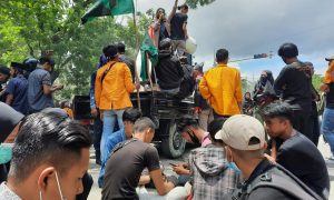 Demo Tolak UU Omnibus Law, Masa Aksi: Lebih Baik Diwakili Monyet daripada DPRD