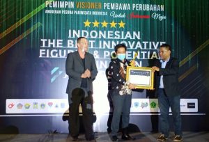 Gubernur Ali Mazi Terima Penghargaan Innovative Figures 2020
