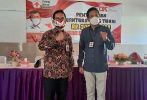 Kepala OJK Sultra Bantu Uang Tunai Rp. 200 Juta ke PMI Sultra