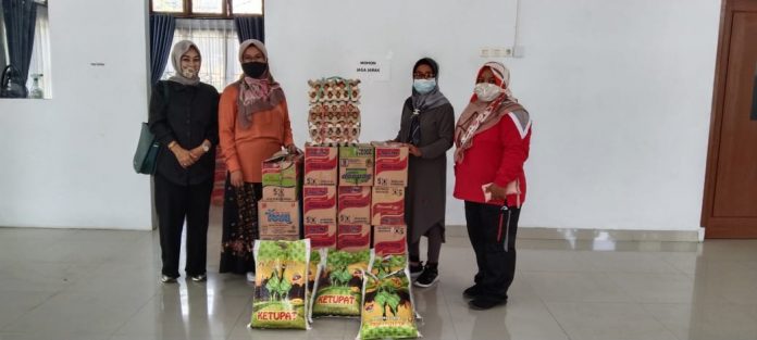 Sambut HUT ke 21, Dharma Wanita Unit Kominfo Sultra Beri Bantuan Sembako