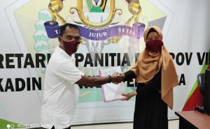 Anton Timbang Ambil Formulir Pendaftaran Ketua Kadin Sultra