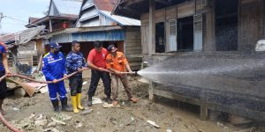 Bupati Kolaka Utara Terjung Langsung Lakukan Pembersihan Rumah Warga
