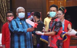 Andi Al-Mustagfir Syah, Arsitek Kendari  Juara Pertama Sayembara Masterplan Wisata Toronipa, Dapat Mobil – Ali Mazi Serahkan Hadiah Kepada Pemenang