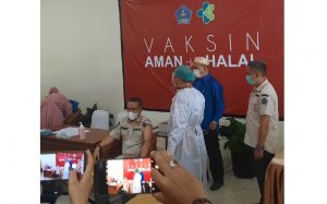Vaksin  Pertama, Walikota Berharap Program Vaksinasi Berjalan  Lancar