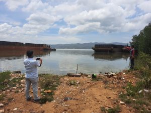 Tiga Kapal Tongkang yang Berlabuh  di Tepi Pantai  Kendari Diduga Docking