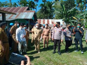 Bupati Konawe Bersama Kapolda Sultra Salurkan Bantuan Beras PPKM Secara Langsung