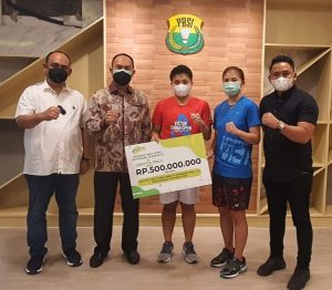 Andi Sumangerukka Beri Bonus  Apriani dan Gresia Polli 500 Juta