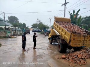 Jawab Keluhan Masyarakat,  AJP Pakai Uang Pribadi Perbaiki Jalan Rusak di Kendari