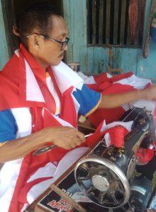 Di Momen Kemerdekaan RI, ASR Berdayakan Penjahit Bendera Merah Putih