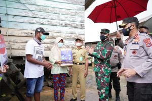 Korem 143/HO Bersama Polda Sultra Bagikan Sembako