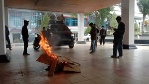Tuntut Perbaikan Jalan   Raha-Lakapera, Frasa Demo   di DPRD Sultra