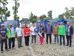 6 Unit Truk Pengangkut Sampah Diserahkan Wali Kota Kendari ke DLHK