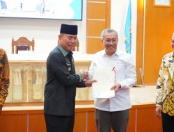 Gubernur Sultra Andi Sumangerukka Menyerahkan Sertifikat Lahan Pembangunan Sekolah Unggul Garuda kepada Sekjen Kemendikti Saintek Togar Mangihut Simatupang di Ruang Pola Kantor Gubernur Sultra