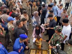 Gubernur ASR Bagikan THR Kepada Pemudik  dari Kota Kendari Menuju Bobong Maluku Utara