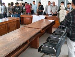 Demo Himpunan Pemuda Pelajar Mahasiswa Kabaena di DPRD Sultra. Minta Wakil Rakyat  Periksa Keabsahan Dokumen Amdal PT Almhariq Yang Melakukan Penambangan di Pulau Kabaena